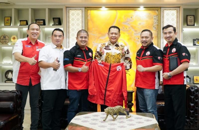 Bamsoet saat menerima pengurus Ducati Official Club Indonesia yang akan melakukan Rolling Thunder dari Black Stone Garage finish di Putri Duyung Ancol dan akan melakukan touring ke beberapa negara ASEAN di Jakarta hari ini