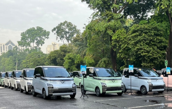 Deretan mobil listrik Wuling Air ev dalam handover ceremony untuk 100 konsumen pertama di kawasan Senayan Jakarta