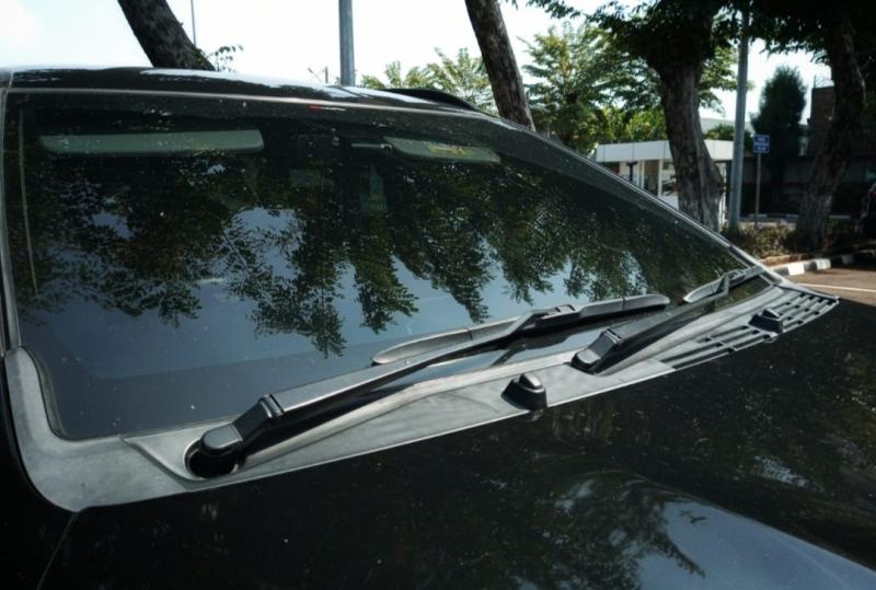 Kelenturan atau kekerasan wiper pada kaca depan mobil, termasuk komponen mobil yang wajib diperiksa memasuki musim penghujan