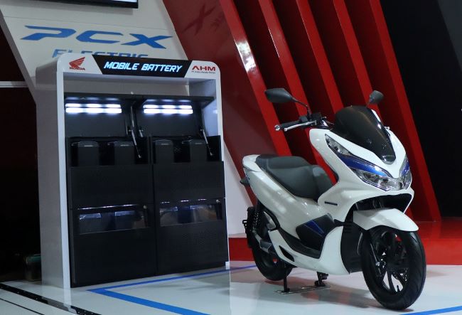 Honda PCX Electric yang menjadi salah satu model motor listrik di Indonesia
