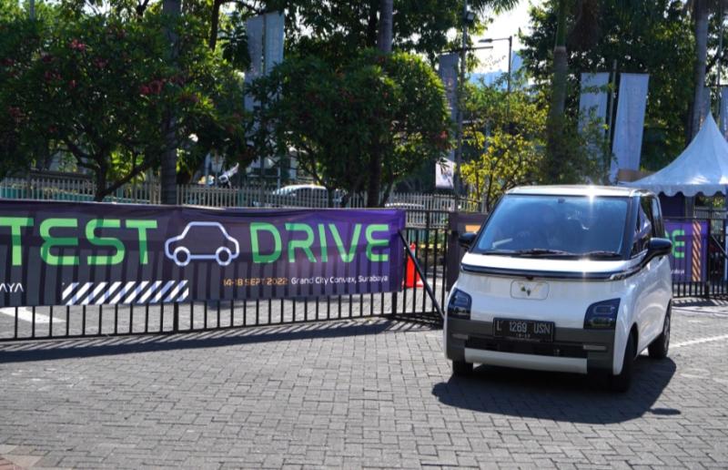 Kendaraan listrik Wuling Air ev secara resmi diluncurkan di pameran otomotif GIIAS Surabaya 2022 pada hari ini