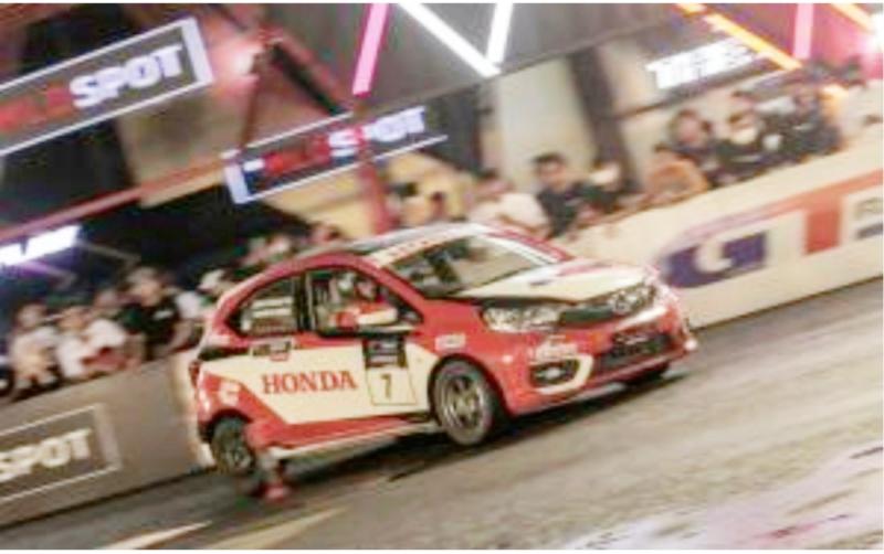 Aksi peslalom Honda Racing Indonesia dengan mengandalkan Honda Brio pada ajang MLDSPOT Autokhana Championship 2022