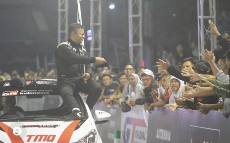 Disemangati sang kekasih, Anjasara Wahyu dari Toyota Gazoo Racing Indonesia merebut trofi juara 1 seluruh kelas yang diikuti pada putaran 4 MLDSPOT Autokhana Championship 2022 di Cianjur. (foto : agung)