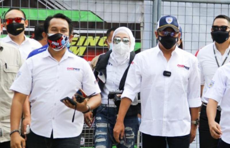 Yanuardi (kiri) pada kesempatan mendampingi Ketum IMI Pusat Bamsoet saat gelaran balap motor Oneprix di Sentul International Karting Circuit, Bogor. (foto : dok pribadi)