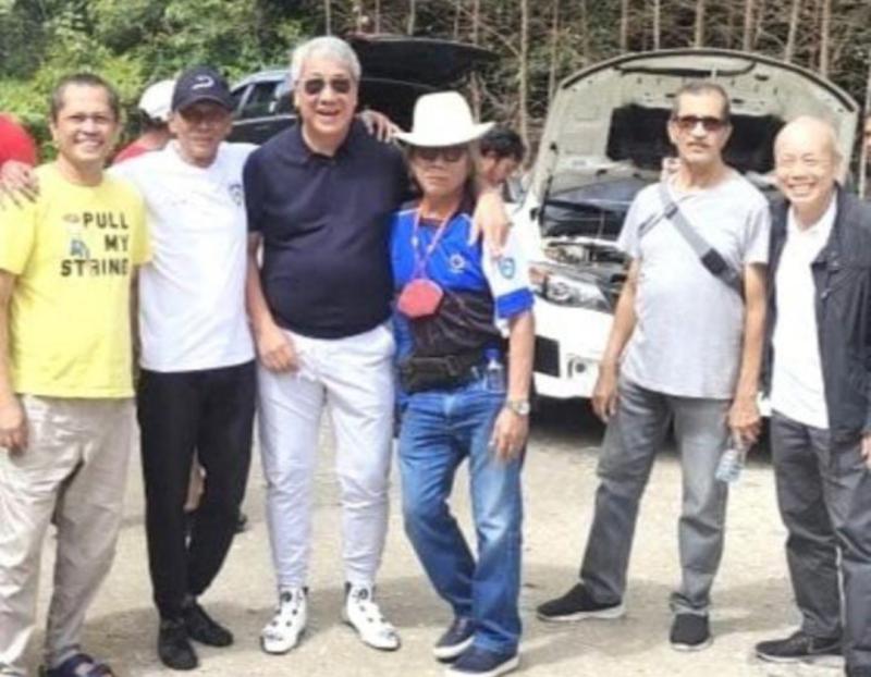 Ricardo Gelael (kaos hitam berkacamata), bersama para legenda motorsport Indonesia yang mensupportnya di Danau Toba Rally 2022