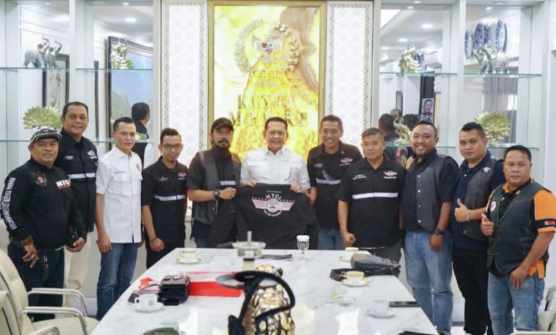 Ketum IMI Pusat Bamsoet saat menerima pengurus Honda Tiger Club Indonesia yang akan gelar Wingday IV di Lombok Nusa Tenggara Barat, di Jakarta, Kamis (22/9/2022).