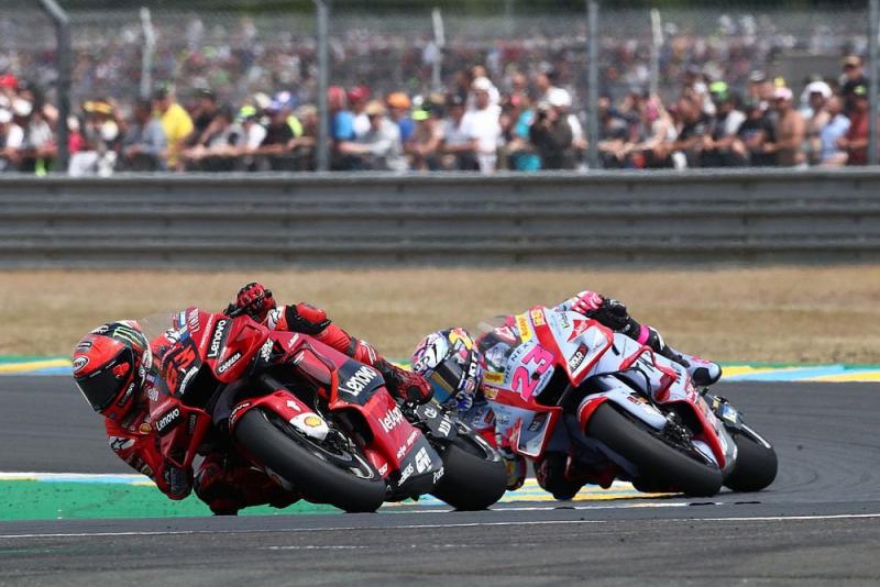 Duel ketat Francesco Bagnaia dan Enea Bastianini, bisa beresiko Ducati kehilangan gelar jika dibiarkan pertempuran bebas. (Foto: motorsport)