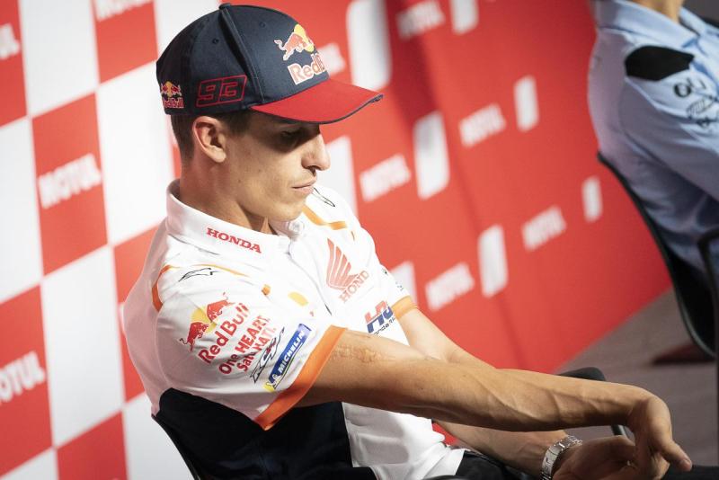 Marc Marquez (Spanyol/Repsol Honda) tetap melstih otot tangan kanannya di setiap ada kesempatan. (Foto: motogp)