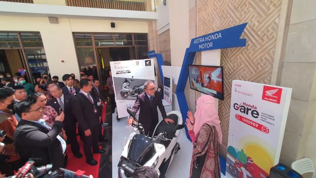 Menteri Perdagangan, Zulkifli Hasan tengah melihat produk Honda PCX Electric