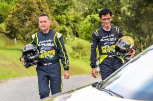 Ijeck (kiri) dan co-driver Hervian Soejono, sukses menjadi runner up APRC Danau Toba Rally 2022 yang berakhir hari ini di Parapat, Kab Simalungun, Sumatra Utara. (foto : ist)
