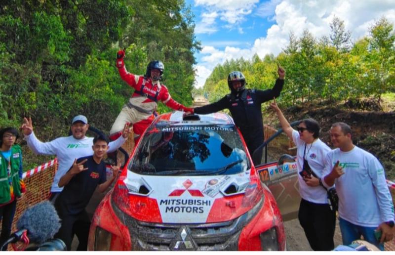 Rifat Sungkar dan co-driver Ben Searcy andalkan Mitsubishi XPANDER AP4 menjuarai APRC Danau Toba Rally 2022 di area perkebunan PT Toba Pulp Lestari Parapat, Simalungun, Sumatra Utara