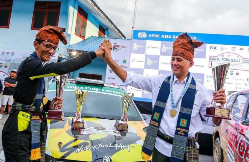 Ijeck (kanan) dan co-driver Hervian Soejono, perdana menggunakan Skoda Fabia dengan setir kiri langsung berhasil menyabet juara di APRC Danau Toba Rally 2022. 