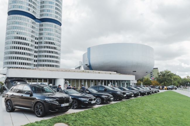 Deretan mobil member BMW M Owners Club Indonesia yang berlabuh di kota Munich, Jerman