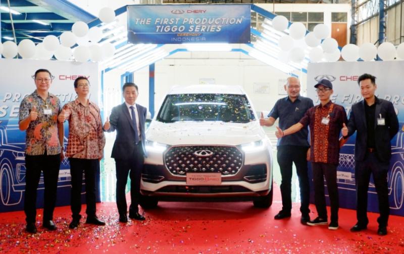 Petinggi Chery Indonesia saat seremonial produksi pertama mobil Chery Tiggo di Bekasi