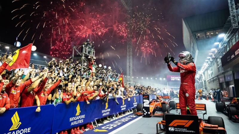Momen finish Ferrari 1-2 di GP Singapore 2019, penyemangat Charles Leclerc pekan ini. (Foto: f1)