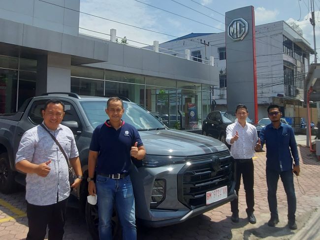 Petinggi MG Indonesia dan dealer rekanan bersama model tangguh MG Extender 