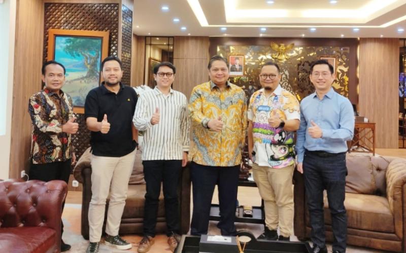 Panitia OLX Autos IMX 2022 yang dipimpin Andre Mulyadi beraudensi dengan Menko Perekonomian Airlangga Hartarto di kantor Menko Perekonomian Jakarta hari ini