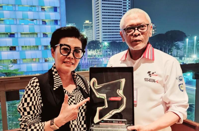 Lola Moenek saat menerima penghargaan yang diberikan langsung Priandy Satria selaku CEO Mandalika Grand Prix Association. (foto : ig lola moenek)