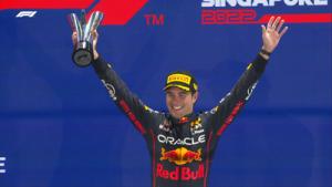 Sergio Perez (Meksiko/Red Bull) dalam pose sebagai juara di GP Singapore 2022. (Foto: f1)
