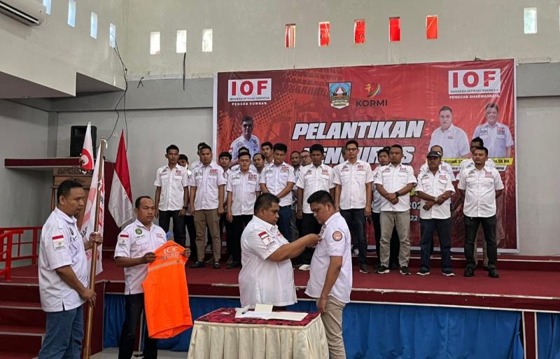 Verry Mulyadi, Ketua IOF Pengda Sumatra Barat memasangkan uniform IOF kepada Aandri Saputra.