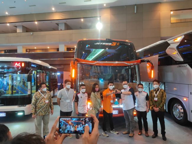 Serah terima bus Hino ke PO Efisiensi dan PO Subur Jaya sebagai armada baru untuk penumpang