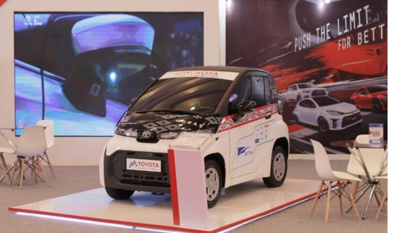 Unit mobil listrik Toyota C+Pod di booth Toyota Astra Motor menarik perhatian di pameran otomotif GIIAS 2022 Medan, Sumatra Utara