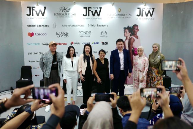 Managing Director PT Eurokars Motor Indonesia, Ricky Thio bersama para Fashionista di JFW