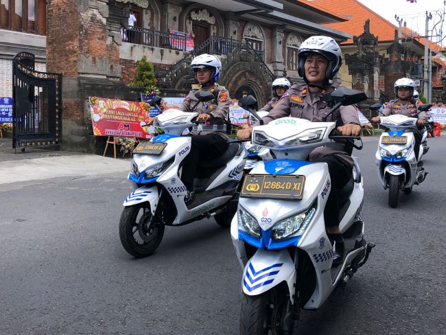 Rombongan polisi wanita melakukan konvoi dengan mengendarai kendaraan listrik dari Smoot Elektrik, SWAP Energi dan Grab Indonesia 