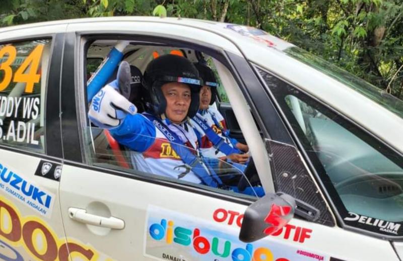 Pereli Eddy WS dan co-driver Syariful Ucok Adil, siap gaspol di Kejurnas Sprint Rally 2022 putaran 4 dan Kejurnas Rally Suwarnadwipa Nusantara Challenge 2022 di Muara Bungo, Jambi, 21-23 Oktober 2022. (foto : ist) 
