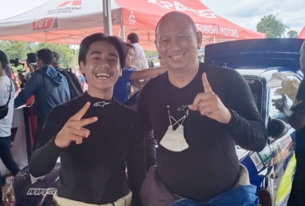 Ekspresi kegembiraan pereli Geofanny Bintang Barlean dan co-driver Anondo Eko usai pastikan raih gelar juara nasional kelas M2 tahun 2022 di Suwarnadwipa Nusantara Circuit, Muara Bungo, Jambi hari ini. (foto ; bs)