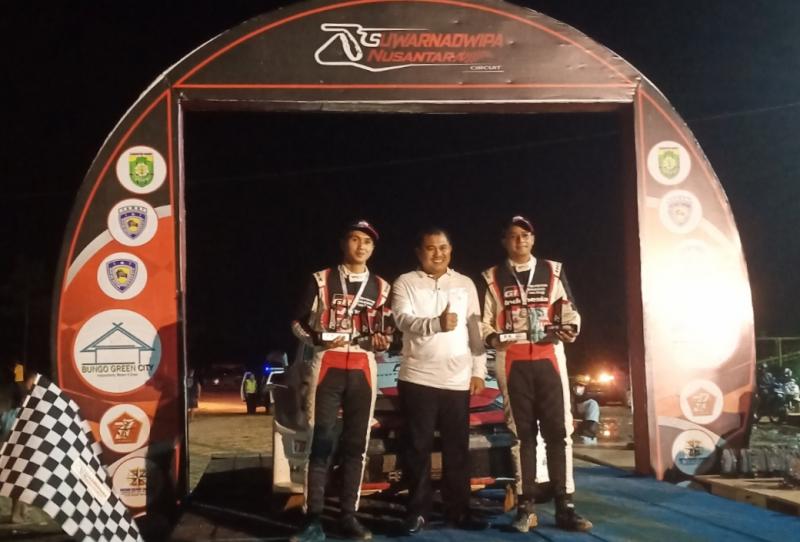Ryan Nirwan (kiri), Bupati Muara Bungo Mashuri dan Adi Indiarto di podium juara Suwarnadwipa Nusantara Circuit, Muara Bungo, Minggu (23/10/2022). (foto : bs) 