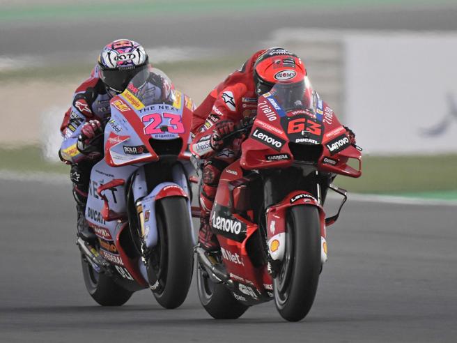 Duel sengit Francesco Bagnaia dan Enea Bastianini beberapa kali terjadi meski situasi genting buat Ducati di kejuaraan dunia. (Foto: ist)