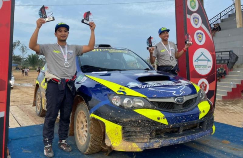 Glenn Nirwan (kiri), dan co-driver Garindra Kusuma di podium juara Kejurnas Rally 2022 putaran 4 di Suwarnadwipa Nusantara Circuit, Muara Bungo, Jambi, Minggu (23/10/2022)