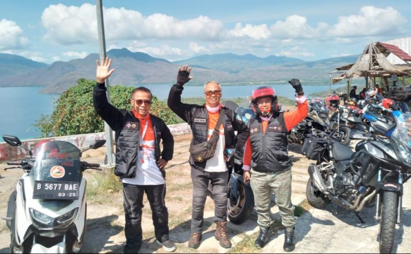 Dari kiri Dodo TS, Agung Prabowo Bengkong dan Djangkung Bimantoro saat singgah di Kecamatan Boru Kabupaten Larantuka Nusa Tenggara Timur