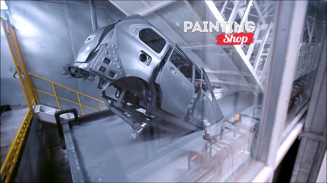 Proses pengecatan mobil di Painting Shop Daihatsu, gunakan teknologi terkini