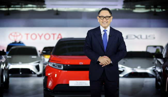 Presiden Direktur Toyota Motor Corporation, Akio Toyoda bersanding dengan mobil masa depan Toyota