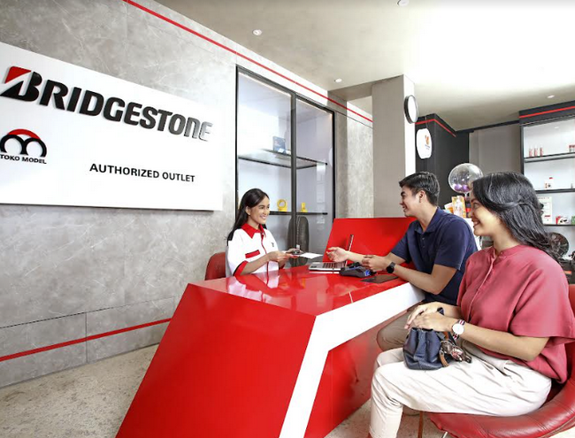 Seorang Front office Bridgestone melayani konsumen di salah satu gerainya
