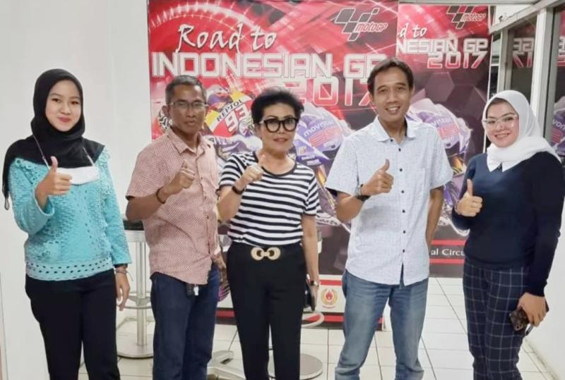 Iwan Suryo (kedua dari kanan) bersama Lola Moenek (tengah), Arief Budiarto serta staf manajemen sirkuit Sentul. (foto : ist)