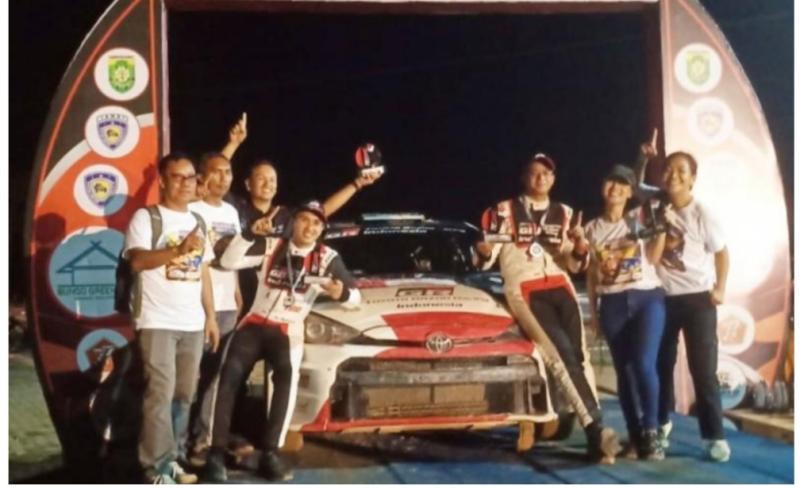 Podium utama Ryan Nirwan dan Adi Indiarto dari tim Toyota Gazoo Racing Indonesia bersama skuad panitia inti Kejurnas Rally 2022 Muara Bungo, Jambi putaran 4, Minggu (23/10/2022) kemarin