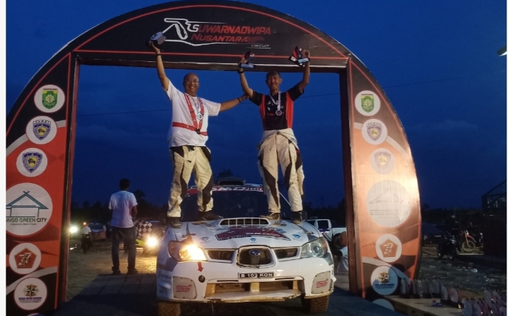 Pereli senior Dony M Oekon dan co-driver Pramuraharjo meraih juara 3 kelas M2 pada Kejurnas Rally 2022 di Muara Bungo, Jambi, Minggu (23/10/2022). foto : bs 