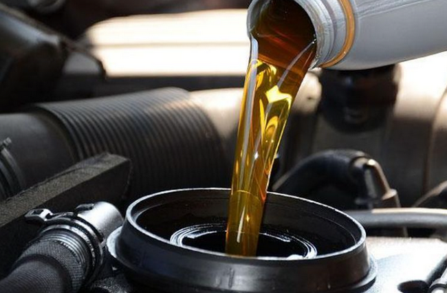 Penggantian oli mesin membutuhkan takaran yang sesuai dengan spesifikasi mobil