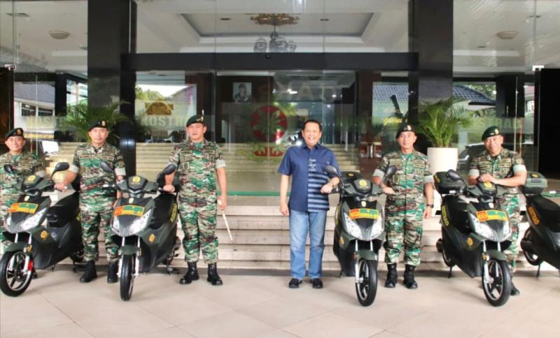 Ketum IMI Pusat Bamsoet menyerahkan bantuan 10 unit motor listrik Bike Smart Elektrik kepada Pangkostrad Letjen TNI Maruli Simanjuntak di kantor Kostrad Jakarta