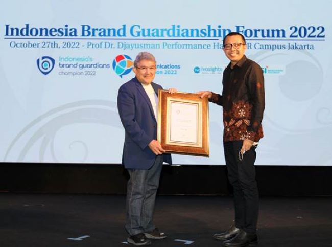 Petinggi Shop&Drive menerima penghargaan Indonesia Brand Communication Champion 2022 