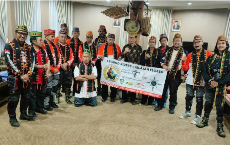 Legend Riders disambut Pemda Manggarai Nusa Tenggara Timur dengan upacara adat, dan pengenaan tutup kepala Songke