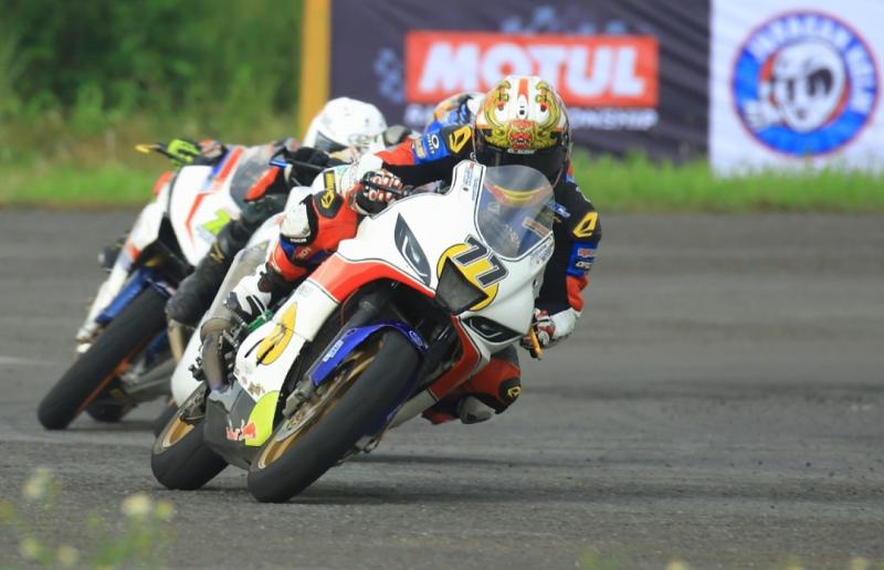 Pembalap senior papan atas Indonesia, Eric Saputra saat beraksi pada Motul Race Championship di Sentul International Circuit, Bogor, Minggu (30/10/2022)