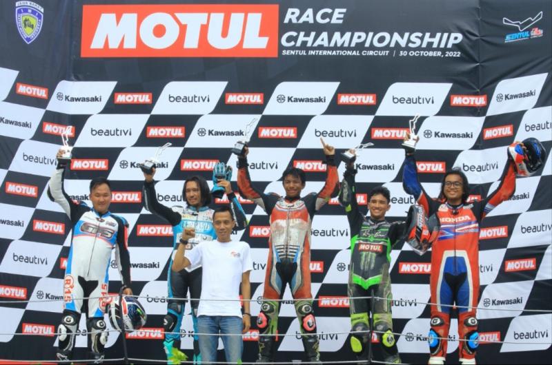 Para juara di salah satu kelas event Motul Race Championship di Sentul International Circuit, Bogor, Minggu (30/10/2022)