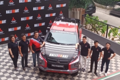 Rifat Sungkar, Mitsubishi Triton dan Board of Director PT MMKSI saat press conference Asia Cross Country Rally 2022 di Black Stone Garage, Jakarta Selatan. (foto : bs)