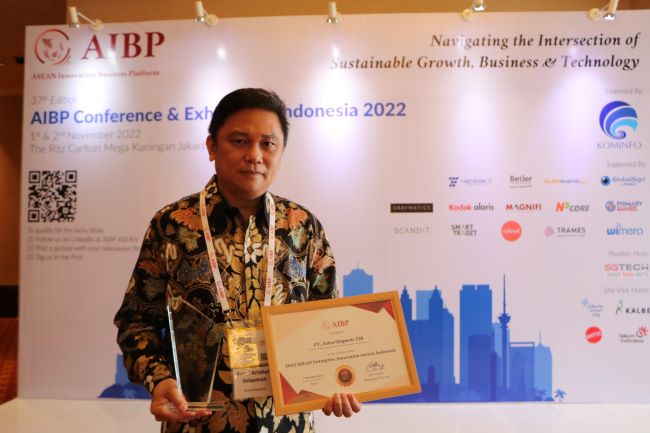 Direktur Astra Otoparts Yusak Kristian Solaeman menerima penghargaan The ASEAN Enterprise Innovation Awards di The Ritz Carlton Mega Kuningan, Jakarta