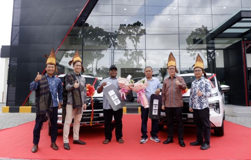 Tetsuhiro Tsuchida dari PT MMKSI (kedua dari kiri) pada pembukaan diler baru Mitsubishi Motors di Pematang Siantar, Sumatra Utara