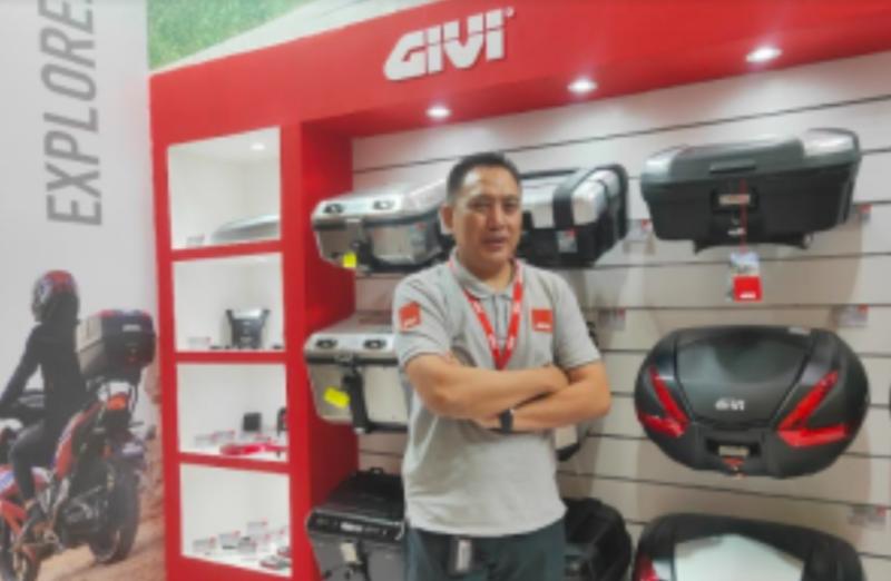 Head of Sales PT. GIVI Indonesia, M. Abidin di stand GIVI Indonesia pada perhelatan IMOS 2022 di JCC Jakarta. (foto : elk)